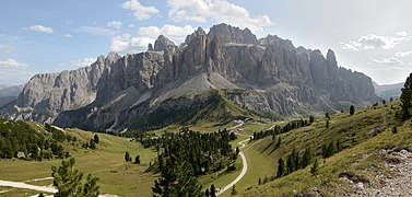 Vue du col avec le groupe du Sella en arrière-plan.