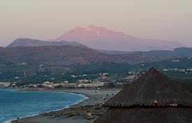 Vista de Georgiópolis, com o monte Ida (Psiloritis) ao fundo