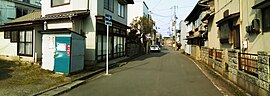 元祝町方から見た祝町。昭和後期から平成期に建設された30坪程の低層住宅が大半を占める。祝町を含めた一帯は沖積平野のため高低差のない平坦な地形になっている。