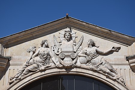 Fronton avec le buste d’Apollon (1854), Lyon, place Bellecour, pavillon ouest.