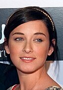 Margo Harshman interprète Charlene Bradley.