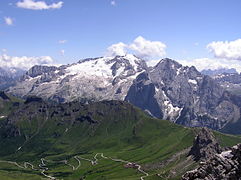 Le glacier de la Marmolada sur une photo de 2009, la comparaison avec la photo précédente montre clairement le recul du front glaciaire.