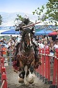 Ricostruzione moderna di una giostra con un Clydesdale, un cavallo da tiro piuttosto lontano da quello che doveva essere un destriero medievale.