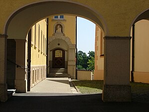 La porte du monastère vers la maison-mère.