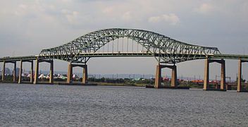 El puente de la bahía de Newark tiene ménsulas en forma de arco.