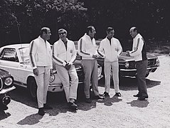 Les Blousons Mustang, Guy Ligier, William Reiber PDG de Ford France, Jo Schlesser, Henri Chemin et Maurice Trintignant.