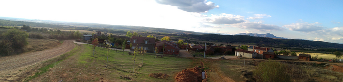 Panorámica de Canalejas desde el Campo de la Cruz con Peñacorada en el fondo.