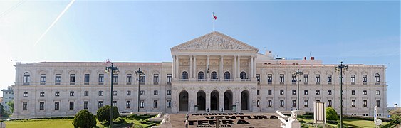 Panorámica del Parlamento con los leones custodiando la escalera en primer plano