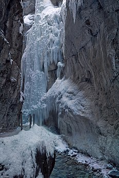 Glace et cascades glacées près de Garmisch-Partenkirchen, Allemagne. (définition réelle 1 800 × 2 700)