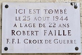 Plaque au no 64, en hommage à Robert Faille, mort pendant la Libération de Paris.