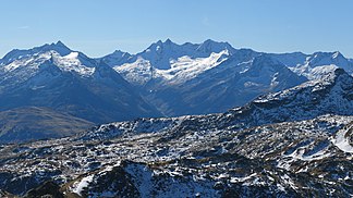 Reichenspitzgruppe von Norden, aufgenommen vom Schafsiedel. Links die Wildkarspitze, mittig Gabler, Reichenspitze und Wildgerlosspitze, ganz rechts der Zillerkopf.