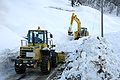 除雪ドーザーと油圧ショベルによる拡幅除雪（山地）