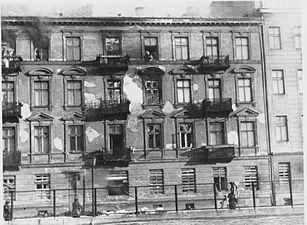 NARA copy #40 Bandits who jumped People preparing to commit suicide by jumping off the upper floors of 23 and 25 Niska Street. 22 April 1943