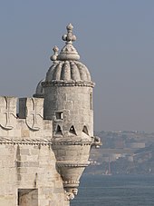 A detailed view of a turret. A cross sits atop each turret. Two Order of Christ crosses can be seen on the edge of the bastion.