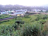 貨物側線と夕張鉄道の設備が撤去され、草生した広い構内が残る。（2012年8月）