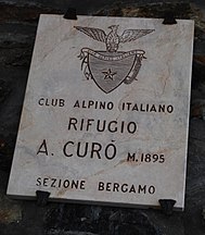 La targa all'ingresso del rifugio