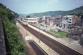 La gare en 1984, avec un autorail pour Givet.