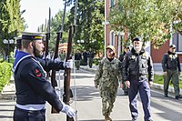 Vengono resi gli onori dai marinai italiani al Vice Adm. Lisa Franchetti, comandante della Sesta Flotta Americana, e all'Ammiraglio di Squadra Paolo Treu, comandante in Capo della Flotta Navale Italiana, prima di salire a bordo della FREMM Alpino (F 594).