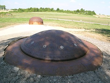 Dessus d'un bloc-tourelle : une tourelle de mitrailleuses éclipsée et une cloche GFM (bloc 1 du petit ouvrage du Bambesch).