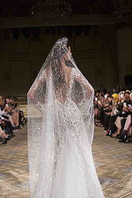 Desfile de vestidos de noiva da grife BERTA em Nova Iorque (2015)