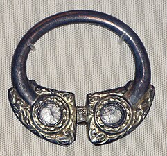 Pseudo-penannular brooch