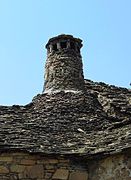 Chimenea en Sobrarbe que muestra la altura del abrigo interior