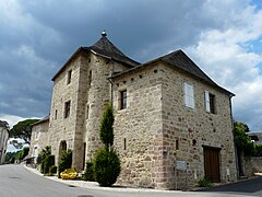 Bâtiment ancien dans le bourg de Cublac.