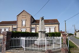 The war memorial and town hall in Friaize