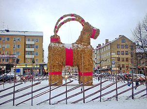 Julbocken 2003 sedd från Södra Strandgatan två dagar innan den brann ned.