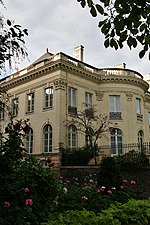 Photographie d'un hôtel particulier néo-classique, en pierre claire, avec une rotonde en façade.