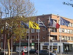 Drapeau de Flandre présent au côté des drapeaux dunkerquois, français et européen, place Jean Bart à Dunkerque.