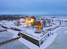 Château de Kuressaare, donjon carré avec une tour d'angle carrée et toit en tuiles rouges