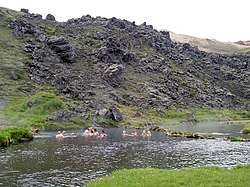 Baigneurs dans la Landmannalaugar au pied de la Laugahraun en 2005.