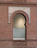 Arco de herradura con azulejería en el exterior de la plaza de toros de Las Ventas.