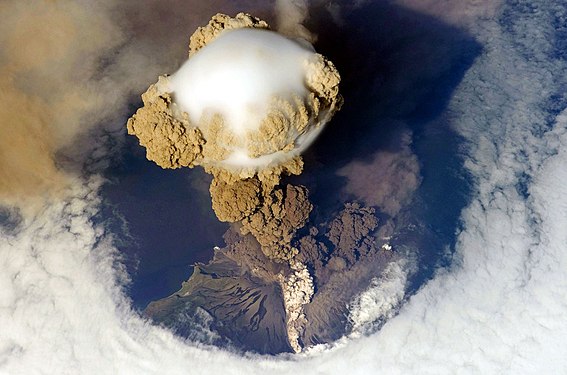 Panache volcanique coiffé d'un pileus s'élevant au-dessus du Sarychev dans les îles Kouriles au cours d'une éruption explosive de type plinienne.