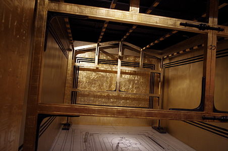 Vue sur l'intérieur de la première chapelle en bois dorée (réplique).