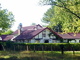 Maison en bois laqué noir et blanc du quartier anglais.