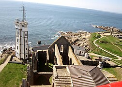 La Pointe Saint-Mathieu du sommet du phare : l'abbaye, le sémaphore et le Mémorial des marins morts pour la France.