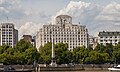 Vista de las Agujas de Cleopatra en Londres desde la otra orilla del Támesis.