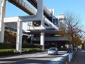 自東南方向望去、高懸於道路中央的千葉都市單軌電車千葉港車站。