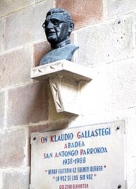 Busto conmemorativo al párroco Don Klaudio Gallastegi. Iglesia San Antón, Bilbao.