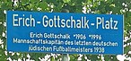 Ein blaues Straßenschild, auf dem neben dem Namen Erich-Gottschalk-Platz und den Lebensdaten folgende Information zu lesen ist: Mannschaftskapitän des letzten deutschen jüdischen Fußballmeisters 1938