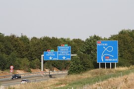 Échangeur entre les autoroutes A10 et A83 : Paris, Poitiers, Bordeaux, Saintes.