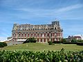 Hôtel du Palais vu depuis la ville, à l'approche du casino municipal. En bas à gauche, entrée de la piscine.