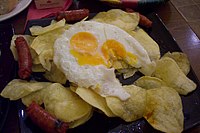 Huevos rotos con chistorra y patatas, a popular dish