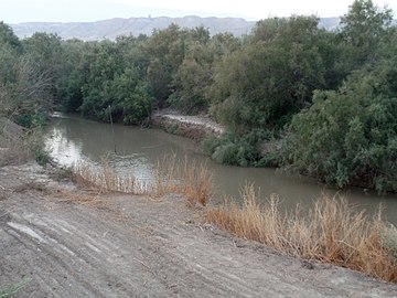 מקל הנעוץ בקרקעית נהר הירדן מסמן את נקודת הגבול בין מדינת ישראל וממלכת ירדן באזור שפך ואדי אל-אחמר לנהר הירדן