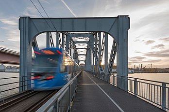 Trem-tram A36 cruzando a Lidingöbron (a ponte de Lidingö) na Lidingöbanan, a linha de trem ligeiro que serve à metade sul da ilha Lidingö em Estocolmo, Suécia. (definição 5 140 × 3 431)