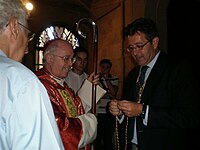 Entrega de la Medalla de Honor al Arzobispo de Santiago, en Compostela, con motivo de la recepción ofrecida a la Congregación en 2010