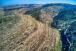 שלוחת הר הרוח, ומדרומה (מימין) נחל יתלה. צפונה לה (משמאל) - נטף