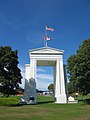 Il Peace Arch, costruito per commemorare la firma del Trattato di Gand nel 1814 che pose fine alla guerra tra gli USA e il Regno Unito. Quest'arco si trova esattamente sul confine tra Canada e Stati Uniti.